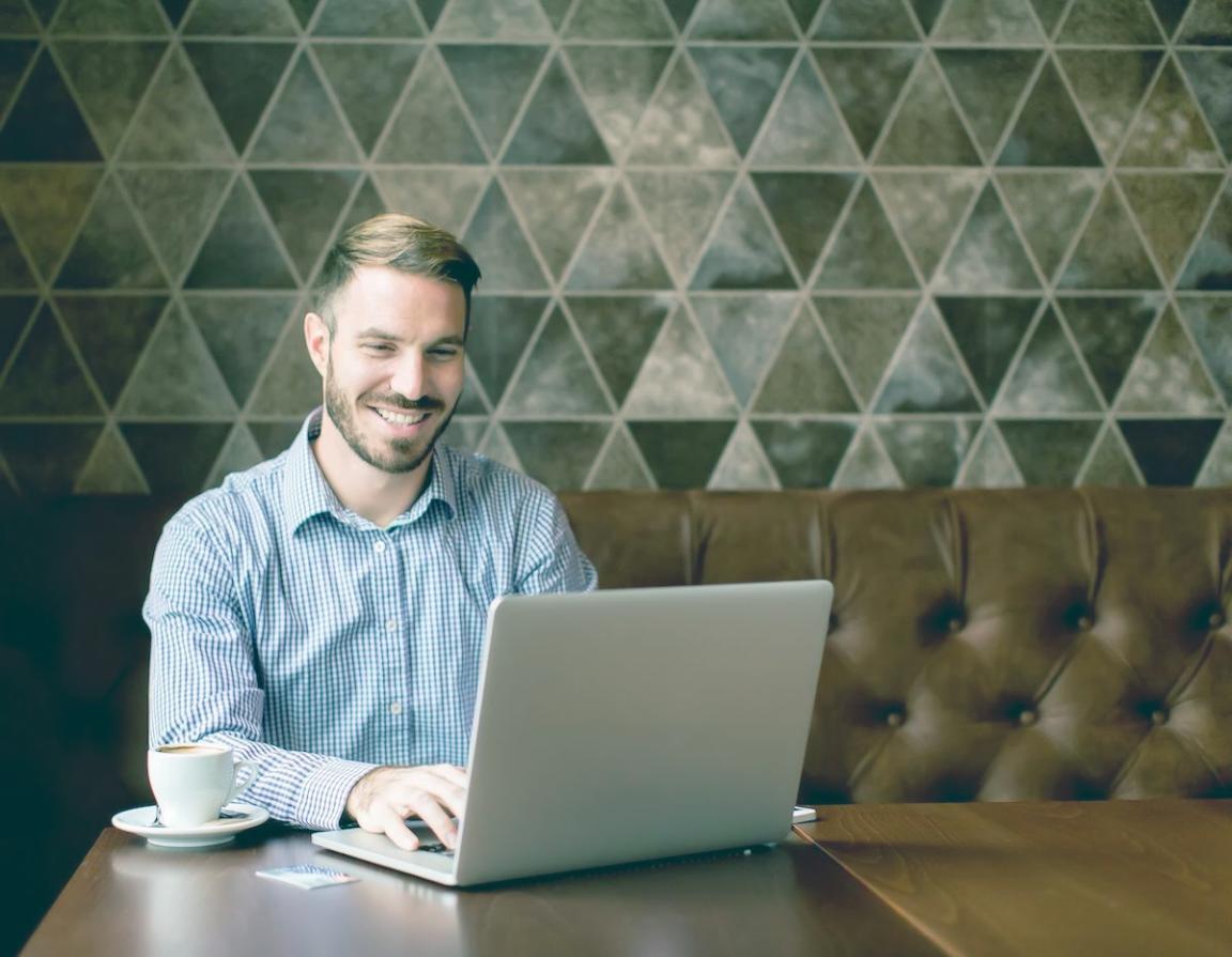 Teilnehmer während einer interaktiven Webinar-Session zur emotionalen Kompetenz